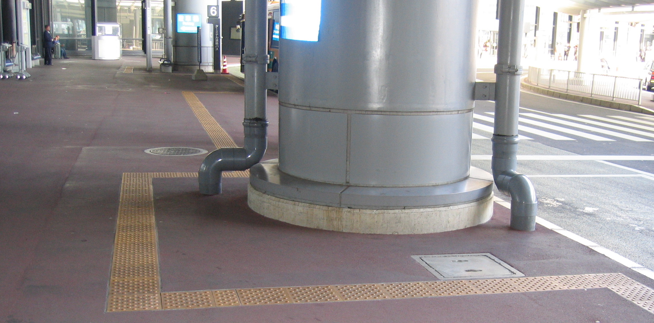 Tactile ground warnings around an obstacle at the Narita Airport in Japan